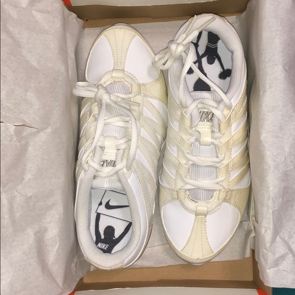 Nike Women’s 5.5 Cheer Shoe Never Worn New